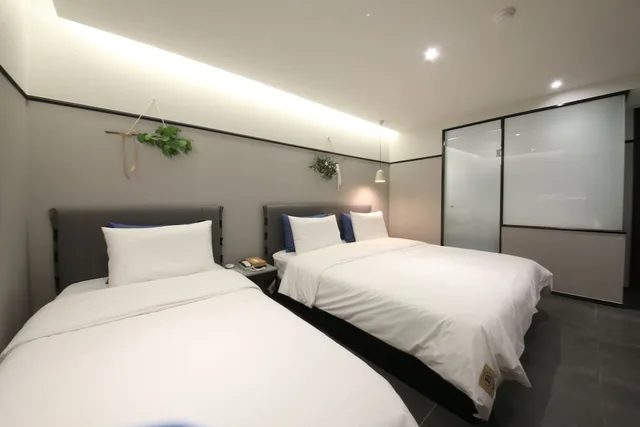 Deluxe, Twin Beds, 1 Double and 1 Single Bed, Brown Dot Hotel Masan 1/1