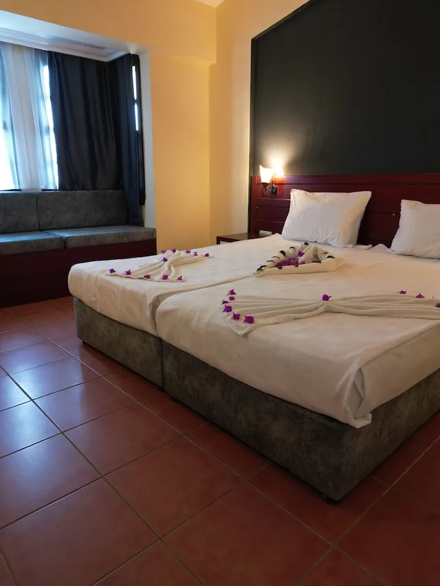 شقة بسريرين منفصلين بإطلالة على المسبح بغرفة نوم واحدة مع أريكة، Lemas Suite Hotel 3/10