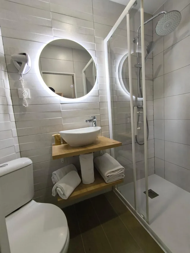 غرفة رباعية بسريرين منفصلين وأسرّة بطابقين، Hotel Saint Gothard 7/8