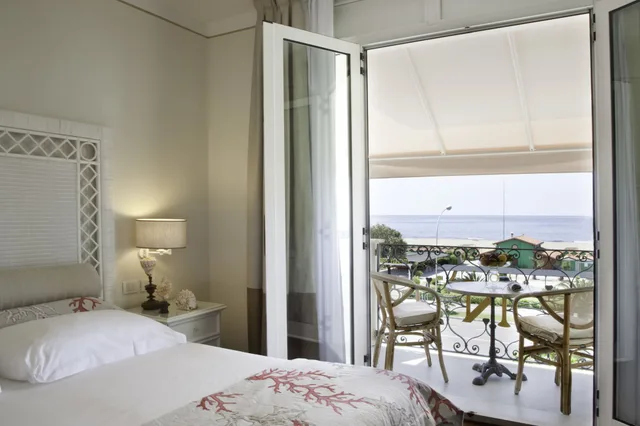 غرفة كلاسيكية بسرير كوين بإطلالة على البحر بشرفة، Hotel Il Negresco 3/4