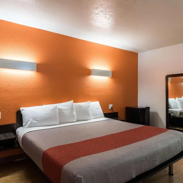 1 King Bed - Mobility Access Ri Shwr Nsmk, Motel6 Uvalde, TX 6/10