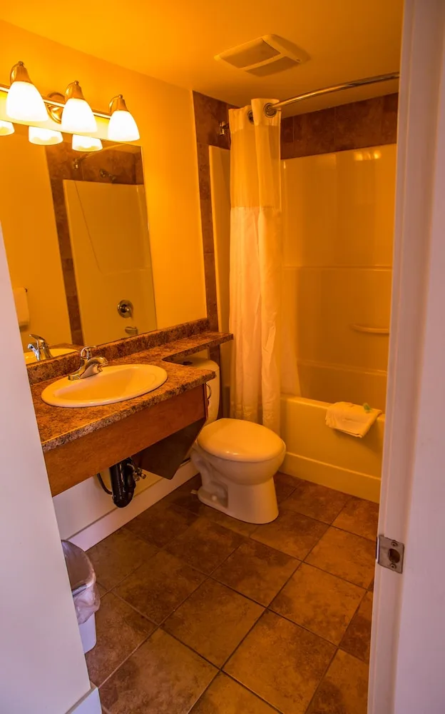 جناح بسرير كوين بغرفة نوم واحدة مع أريكة بمطبخ، Sahara Courtyard Inn Penticton 8/8