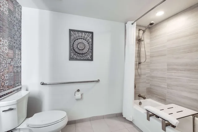 جناح بريميوم بسرير كينج وسريرين منفصلين بحوض استحمام، The Cassara Carlsbad Tapestry Collection By Hilton 5/5