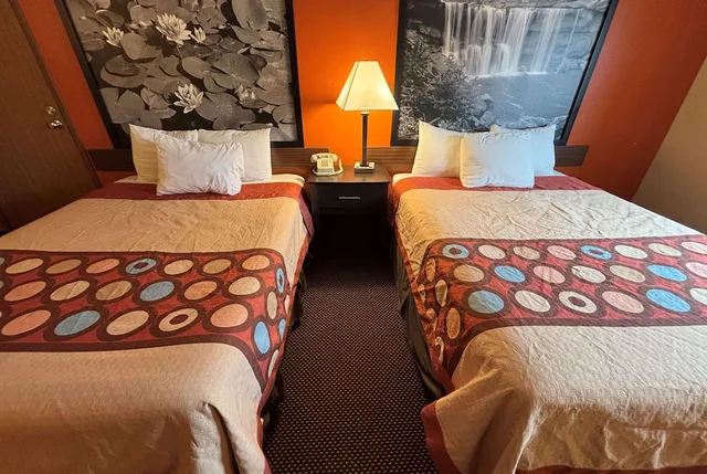 غرفة قياسية بسريرين كوين للمدخنين، Super 8 by Wyndham Du Quoin 6/9