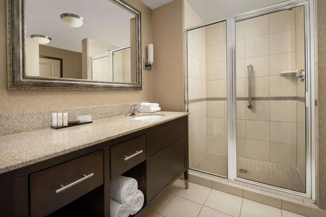 جناح تنفيذي بسرير كينج بغرفتين مع أريكة، Embassy Suites by Hilton Birmingham Hoover 5/5