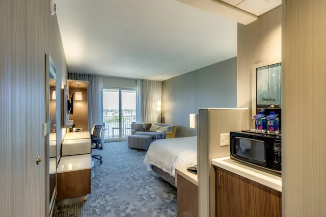 غرفة بسرير كينج بشرفة مع أريكة، Courtyard St Petersburg Clearwater Madeira Beach 6/9