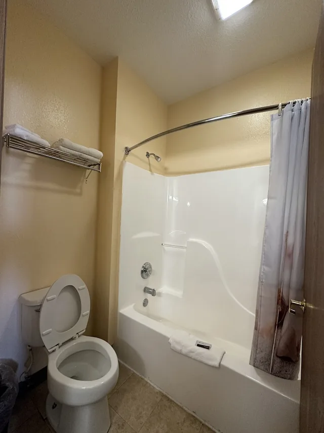 Comfort, Multiple Beds، Highland Inn Peculiar 3/6