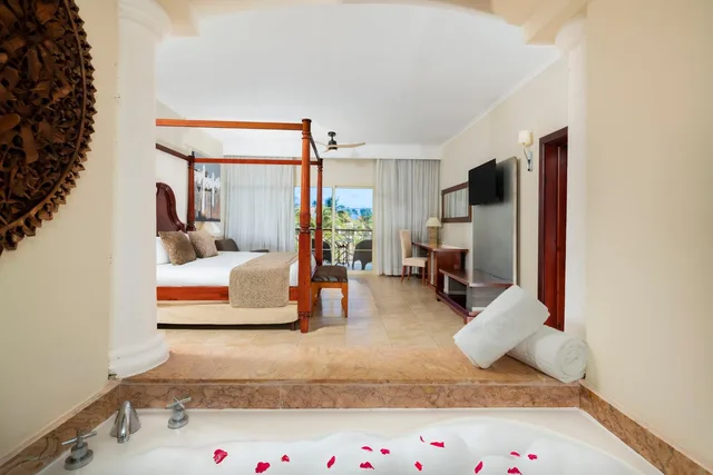 1 Bedroom, Colonial, Club, Suite, King Bed, Hot Tub، Majestic Colonial Punta Cana - All Inclusive 1/1