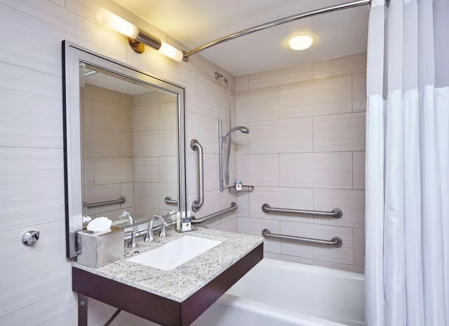 غرفة بسرير كوين لذوي الإعاقة، Doubletree By Hilton Hotel Washington Dc Crystal City 3/3