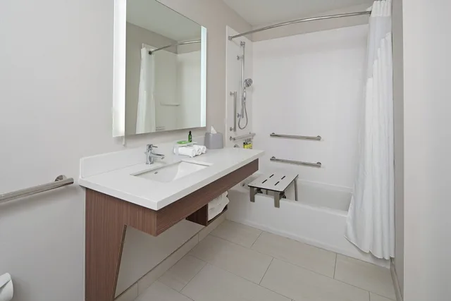 غرفة قياسية بسرير كينج لذوي الإعاقة، Holiday Inn Express Hotel Suites Seattle Sea Tac Airport 2/2