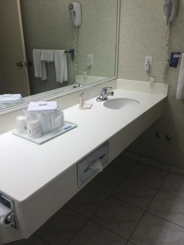 غرفة قياسية بسرير كينج، Travelodge by Wyndham Winnipeg East 9/9