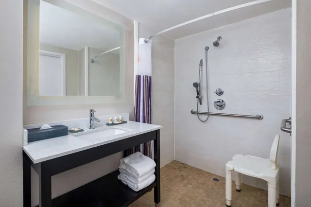 غرفة بسريرين كوين لذوي الإعاقة، La Quinta Inn and Suites by Wyndham Kennesaw 9/10