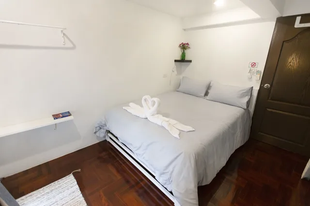 غرفة أساسية بسرير كوين بإطلالة على الحديقة بحمام مشترك، Hostel 16 2/8