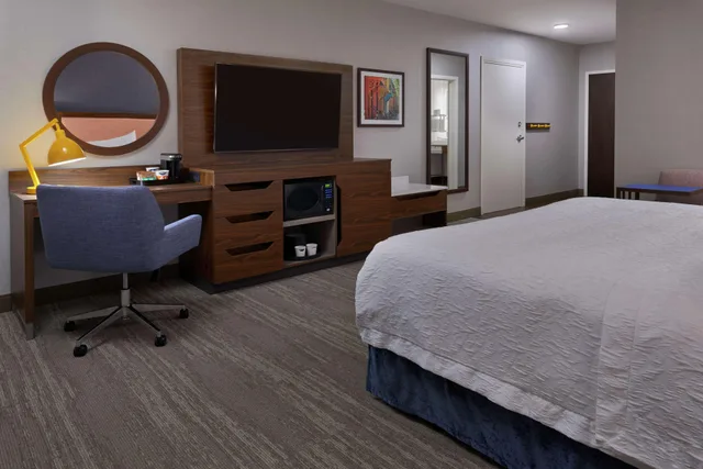 غرفة بسرير كينج، Hampton Inn and Suites by Hilton Montreal Dorval 2/4