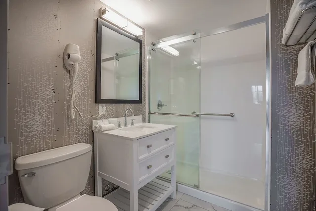 جناح استوديو فاخر بسرير كينج، Monte Carlo Inn Oakville Suites 6/9