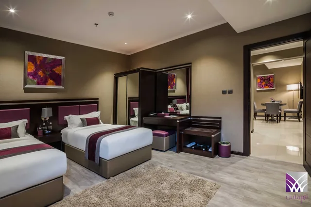 جناح تنفيذي بسرير كينج وسريرين منفصلين بغرفتي نوم، فندق نورماس(Normas Hotel) 3/8