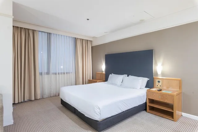 Spa, Junior Suite, King Bed، Stamford Plaza Adelaide 1/4