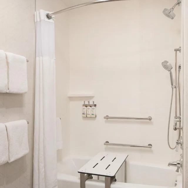 غرفة قياسية بسريرين كوين بحوض استحمام لذوي الإعاقة، Holiday Inn Express & Suites Fresno Airport 1/1