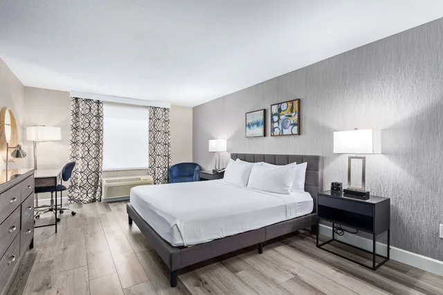 غرفة بسرير كينج بإطلالة بحوض استحمام لذوي الإعاقة، Fountain Park Hotel, BW Signature Collection 2/3