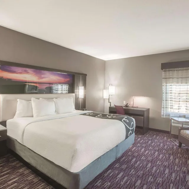 غرفة بسرير كينج بحوض استحمام لذوي الإعاقة، La Quinta Inn And Suites By Wyndham Kingsville 3/5