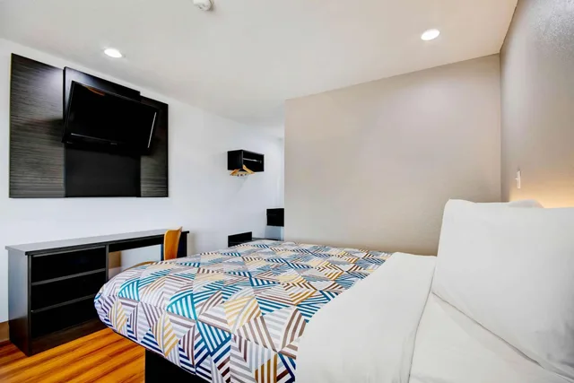 1 Full Bed - ADA/Tub, Motel6 Port Allen, LA - Baton Rouge 3/9
