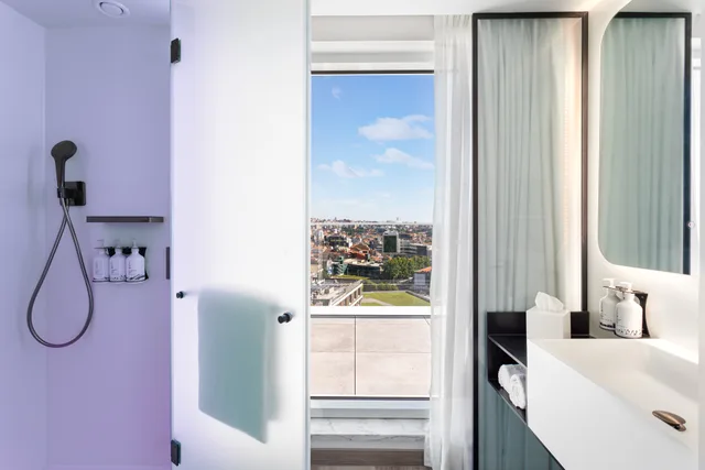 غرفة سوبيريور مفردة بسرير كوين، YOTEL Porto, Select by Hilton 3/6