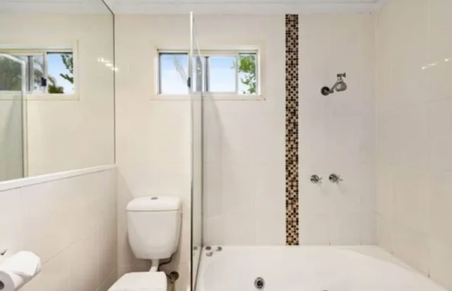 كابينة ديلوكس بسرير كوين وسريرين منفصلين بإطلالة على البحيرة، Discovery Parks - Lake Hume, Victoria 3/5