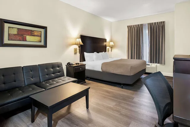 غرفة قياسية مع أريكة، Quality Inn & Suites Lafayette 4/6