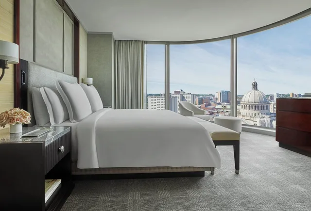 Back Bay, Suite, Corner, Accessible، Four Seasons Hotel One Dalton Street, Boston 1/2