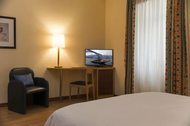 Room, Twin Beds, Internacional Hotel 2/3