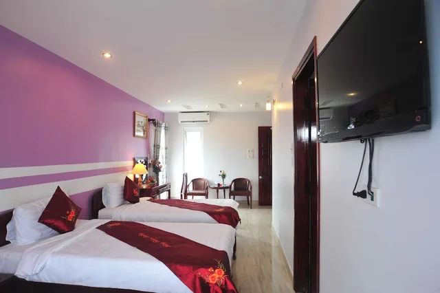 غرفة ديلوكس ثلاثية بسرير مزدوج وسرير فردي بشرفة، Hong Thien Ruby Hotel 2/2