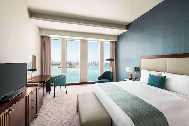 غرفة ديلوكس بسرير كينج بإطلالة على البحر، Wyndham Grand Doha West Bay Beach 1/4