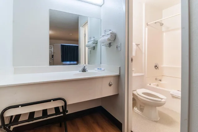1 Full Bed - Mobility Access RI Shwr, Nsmk، Motel6 Farmington Hills, MI - Northwest - Farmington Hills 10/10