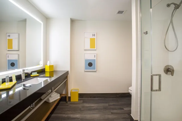 غرفة قياسية بسرير كينج بإطلالة على المرسى، Hotel Indigo Seattle Everett Waterfront 5/5