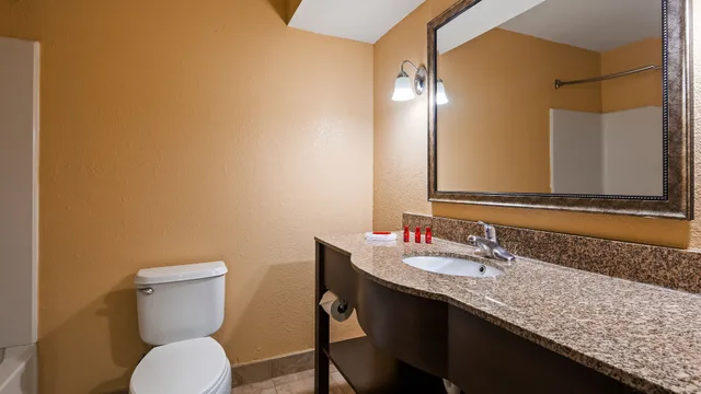 غرفة بسرير كينج، Baymont by Wyndham La Vergne 5/5