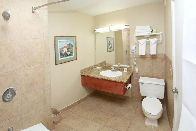 Upgrade, King Bed، Ramada by Wyndham Fresno North 3/3