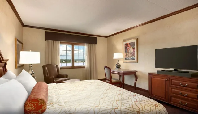 Room, King Bed, Partial Lake View، Chateau On the Lake Resort Spa And Convention Centre 1/2