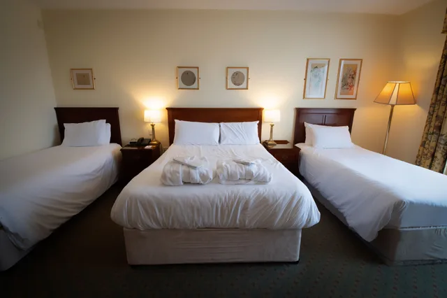 غرفة ثلاثية بثلاثة أسرّة، Abbey Hotel Roscommon 1/3