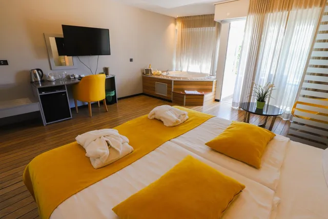 غرفة بسرير مزدوج بشرفة بجاكوزي، Wellness Hotel Villa Magdalena 8/10