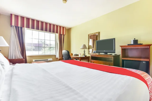 غرفة بسرير كينج، Oyo Townhouse Oklahoma City Airport 1/7