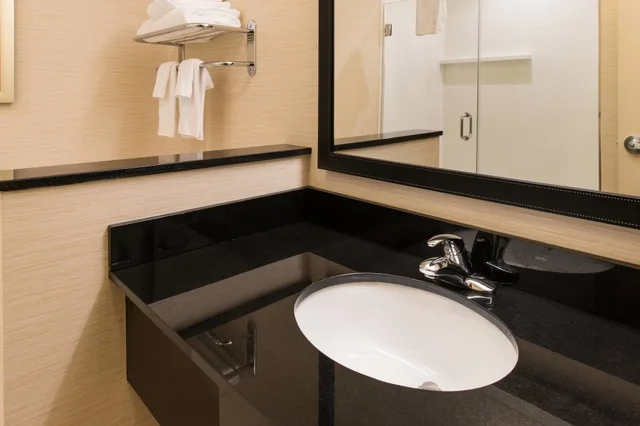 جناح بسرير كينج مع أريكة، Fairfield Inn Suites Utica 2/4