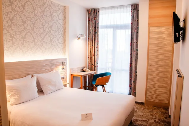 Standard, Double Bed, Metropol Hotel Warsaw 1/9