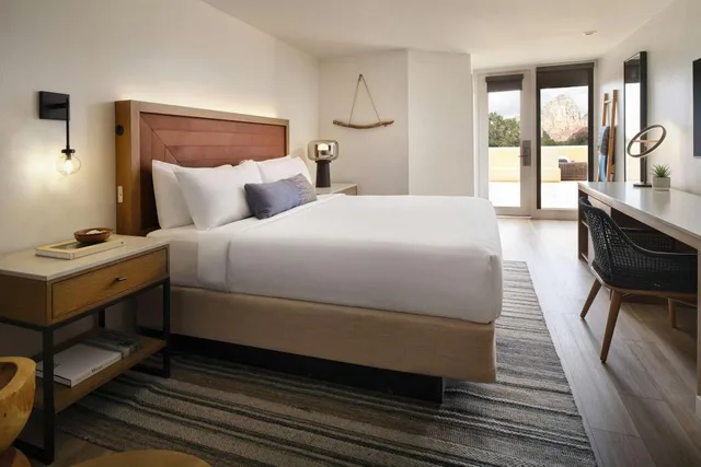 Guest Room, King Bed, Partial View, Terrace, Middle Floor، Sky Rock Sedona, a Tribute Portfolio Hotel 2/7