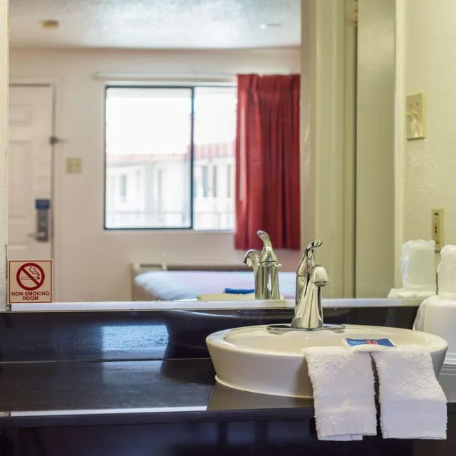 1 Queen Bed - Mobility Accessible Tub Nsmk، Motel6 Mesquite, TX - Rodeo - Convention Ctr 8/9