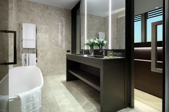 جناح عائلي بسرير مزدوج وسريرين منفصلين، Eurostars Torre Sevilla 8/8