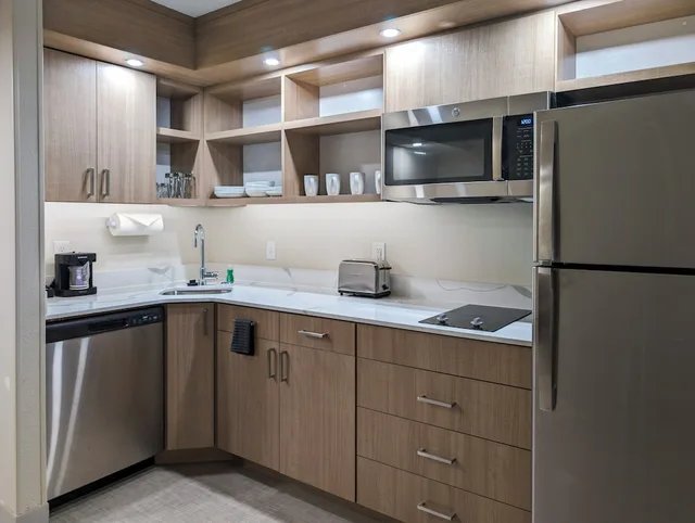 غرفة بسرير كينج مع أريكة بمطبخ، Homewood Suites by Hilton Oklahoma City Airport 8/10