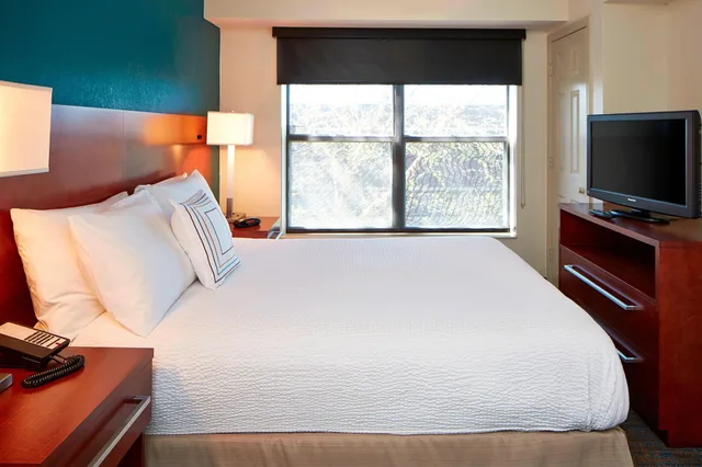 جناح بسرير كوين بغرفة نوم واحدة مع أريكة، Residence Inn By Marriott Minneapolis St Paul Roseville 1/4