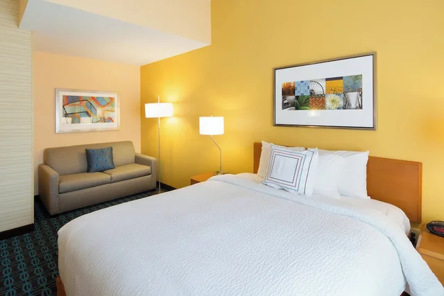 غرفة بسرير كوين مع أريكة، Fairfield Inn Suites San Antonio Airport North Star Mall 1/4