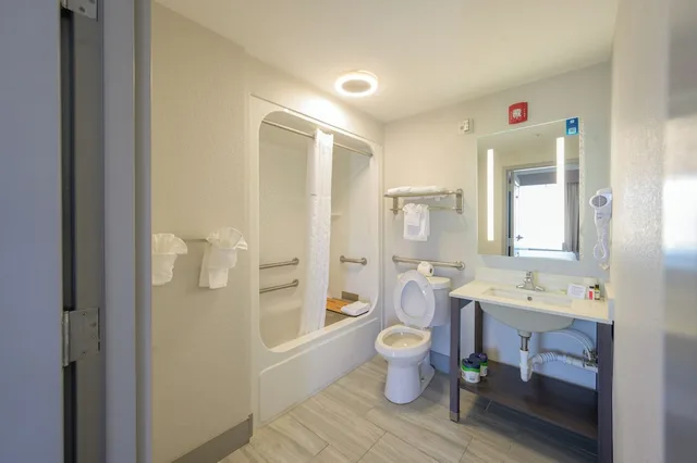 جناح استوديو بسرير كوين لذوي الإعاقة، Hawthorn Suites By Wyndham Panama City Beach Fl 6/6