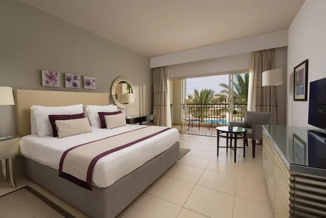 غرفة سوبيريور بسرير فردي بإطلالة على المسبح، Jaz Crystal, Almaza Bay 2/3